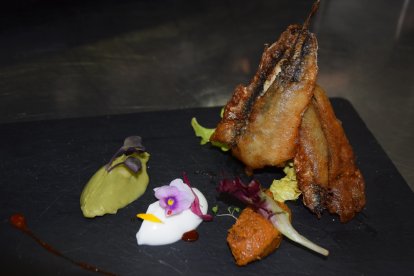 Tempura de levadura de elaboración artesanal, con boquerón de Terraza Almadrabillas.