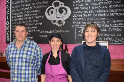 Equipo del bar restaurante La Bambalina de cocina y barra.