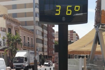 Uno de los termómetros de la capital almeriense este mediodía.