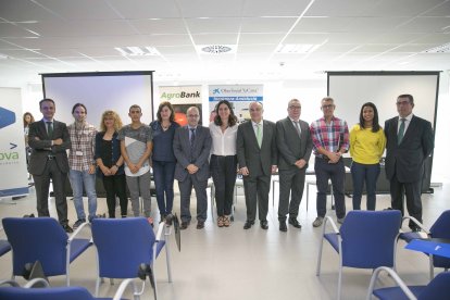 Organizadores y participantes en la jornada de la Caixa.