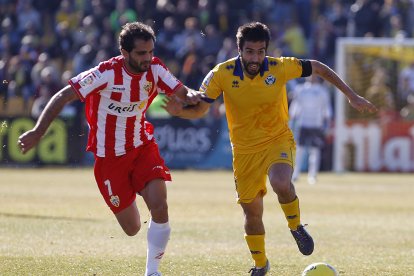 Verza en la disputa del balón en Alcorcón.
