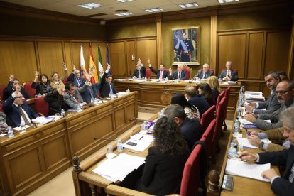 Diputados del PP votando en solitario los Presupuestos para el próximo año, en el Pleno del viernes.