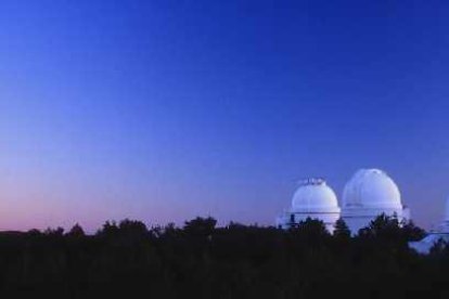 Imagen de las cúpulas del observatorio situado en lo alto de la sierra de los Filabres.