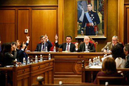 Diputados del PP, votando a favor de la Norma Económica en el Pleno de este martes.