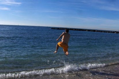 Las temperaturas invitan al baño en las playas de Almería.