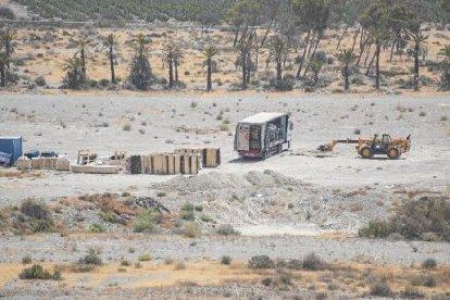 Camiones llegados de Belfast con materiales para los decorados, el miércoles en El Chorrillo.