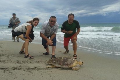 Ramón Aguado en el centro, con una tortuga boba