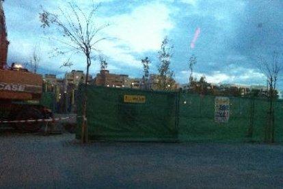 Trabajos de instalación de uno de los quioscos en el Parque de las Familias.