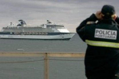 Policía Portuaria vigila la entrada a puerto de un buque.