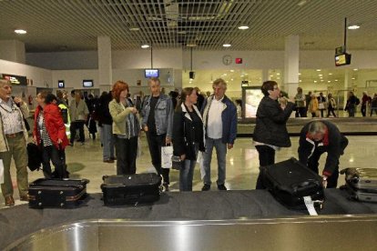 Llegada de turistas al aeropuerto de Almería.