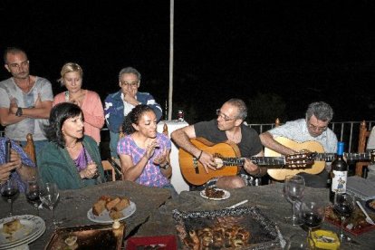 Integrantes de la escuela de ‘La Traíña’ amenizaron la velada. 