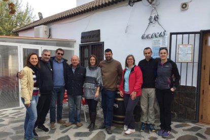El alcalde,  con los profesores que visitaron el pueblo.