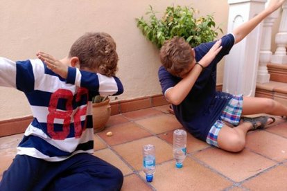 La botella Challengue o juego de la botella voladora la nueva moda que está arrasando entre los chavales