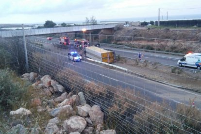 Camión volcado en la A7.