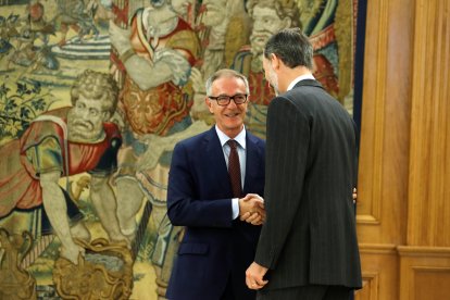 José Guirao saluda al Rey Felipe VI tras prometer su cargo de ministro..