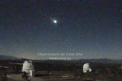 El bólido pudo verse perfectamente brillando sobre las cúpulas de Calar Alto.
