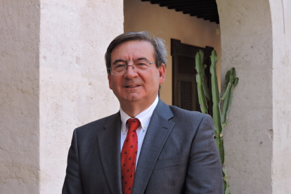 Fernando Martínez, nuevo director de Memoria Histórica, en la Plaza Vieja de Almería.