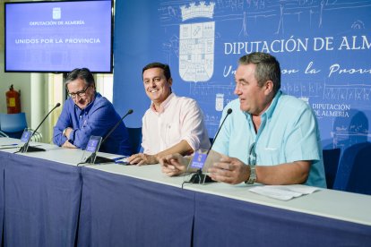 Los alcaldes de Lúcar (izq.) y Tíjola, (dcha.), con el vicepresidente de la Diputación.