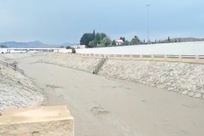 Aspecto de la rambla de Albox, ayer por la tarde, tras la tormenta y la lluvia caída.