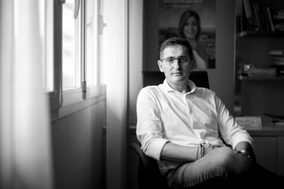 El secretario provincial del PSOE posa para el fotógrafo Juan Sánchez en su despacho de la sede del PSOE