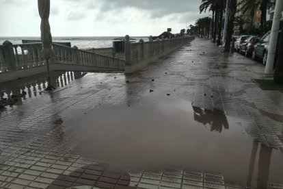 El Malecón de Garrucha tras la tromba de agua caída este viernes.