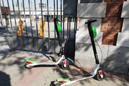 Imagen de archivo de dos patinetes eléctricos.