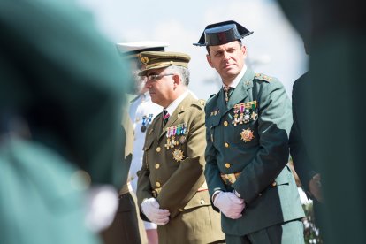 A la derecha, el coronel José Hernández Mosquera en octubre.