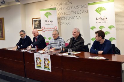 Coloquio entre Javier Fesser y personas con discapacidad, ayer en el Centro Cultural Unicaja.