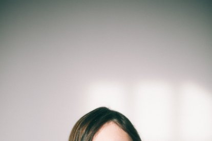 Luna Miguel vive en Barcelona, donde trabaja como periodista. Ha publicado cinco libros de poesía. (Foto: Martina Matencio)