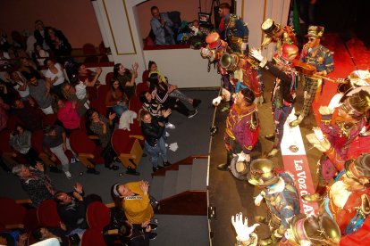 El público premió con una cerrada ovación a la comparsa Los indomables.