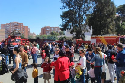 Multitud de almerienses pasaron por el Parque de Bomberos con ocasión de la celebración de Puertas Abiertas.