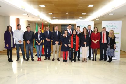 Muñiz,  en el centro con su familia, rodeado de autoridades y directivos de la ONCE.