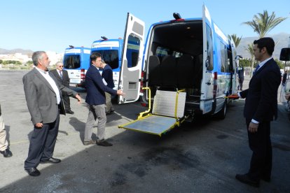 Rampa accesible en una de las nuevas furgonetas.