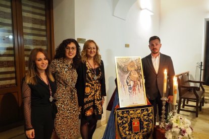La hermana mayor junto a la presentadora del cartel, la mantenedora del acto y el autor de la fotografía.