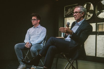El ministro de Cultura, José Guirao, junto a Carlos J. Vives, ayer en LaOficina. (Foto: Ana Cayuela)