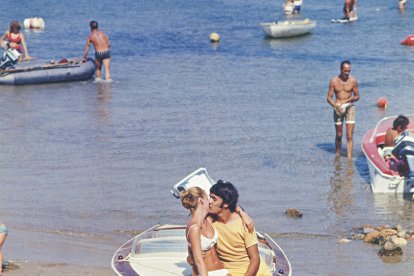 Una pareja se besa apasionadamente en una barca (Carlos Pérez Siquier).