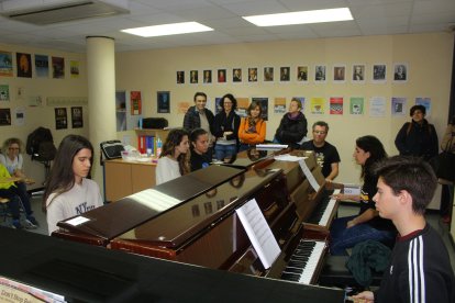 Leopoldo Romero, profesor de piano, junto a alumnos del Conservatorio.