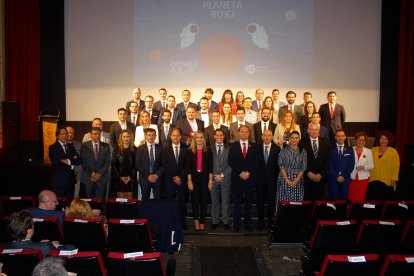 Los Premiados de AJE Almería y que optarán a los Premios AJE Andalucía, junto a los galardonados y representantes institucionales.