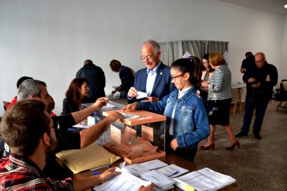 Gabriel Amat ejerció el derecho a voto con su nieta.