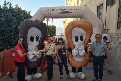 El alcalde de Alhama de Almería, Cristóbal Rodríguez; y la delegada de Agricultura, Arancha Martín.