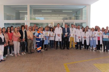 Concentración contra las agresiones a sanitarios, este miércoles en el centro de salud de Vera.