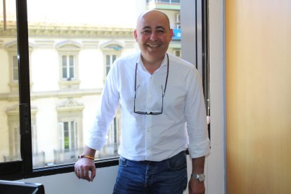 Domingo Fernández posa en la sede del PP almeriense.