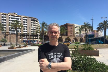 Miguel Ángel Muñoz, tras la entrevista, con el Cargadero del Mineral al fondo.