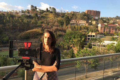 Alicia Hernández, durante una cobertura informativa en Caracas.