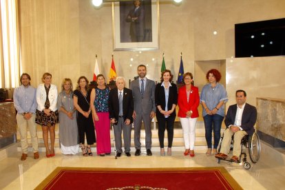 La Corporación Municipal con el alcalde, Ramón Fernández-Pacheco, a la cabeza; y el homenajeado, José Requena.