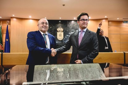 Apretón de manos escenificando el acuerdo entre Paco Gongora (PP) y Juan José Bonilla (Vox).