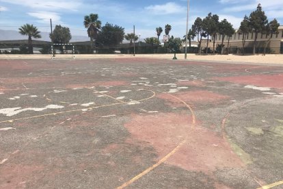 El estado de deterioro de las pistas deportivas así como su peligrosidad sigue siendo palpable a día de hoy.
