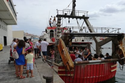 Colas para conocer de primera mano un barco pesquero de los que faenan en Almería.