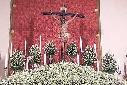 El Santísimo Cristo de La Luz en su altar de la iglesia de Santa María de Ambrox.