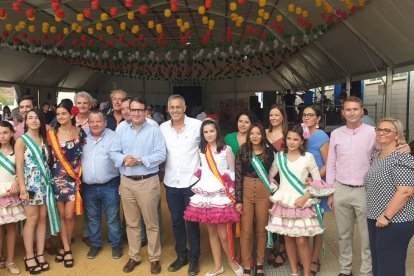 El alcalde y el diputado provincial, junto al presidente de la Mancomunidad cortaron la cinta inaugural de la Feria.